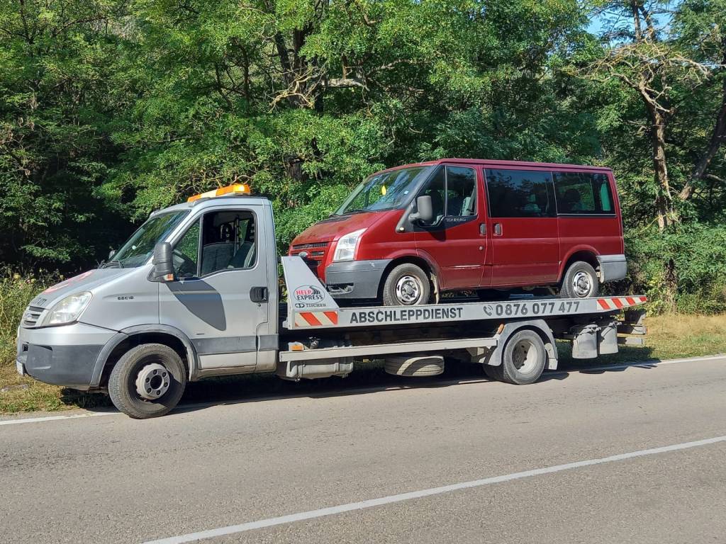 Пътна Помощ за бус Форд Транзит с повреда в двигателя.